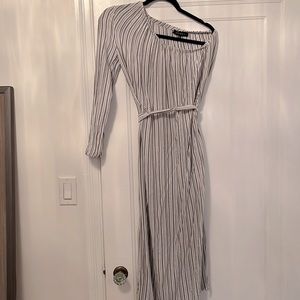 DYNAMITE Dress One sleeve​